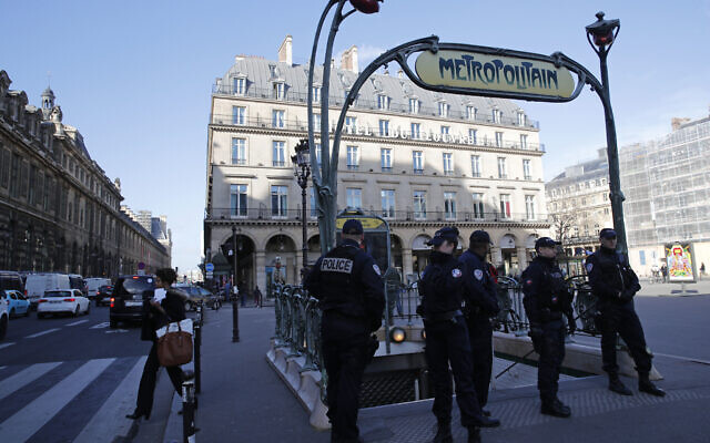 Teen arrested for assaulting Israeli student on Paris Metro